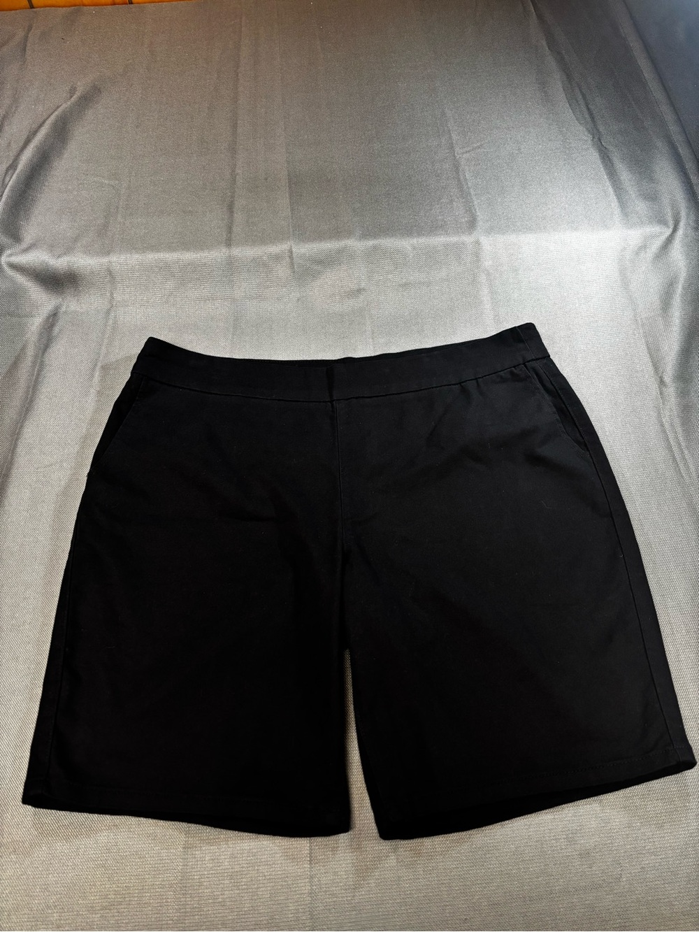 Chaps Women's black Stretch Pull-On Bermuda Shorts size 2 XL, casual or dressy.